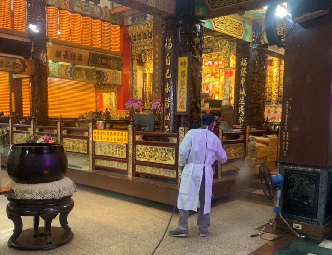 屏東縣環保局在車城福安宮展開清消作業。 圖：屏東縣政府提供