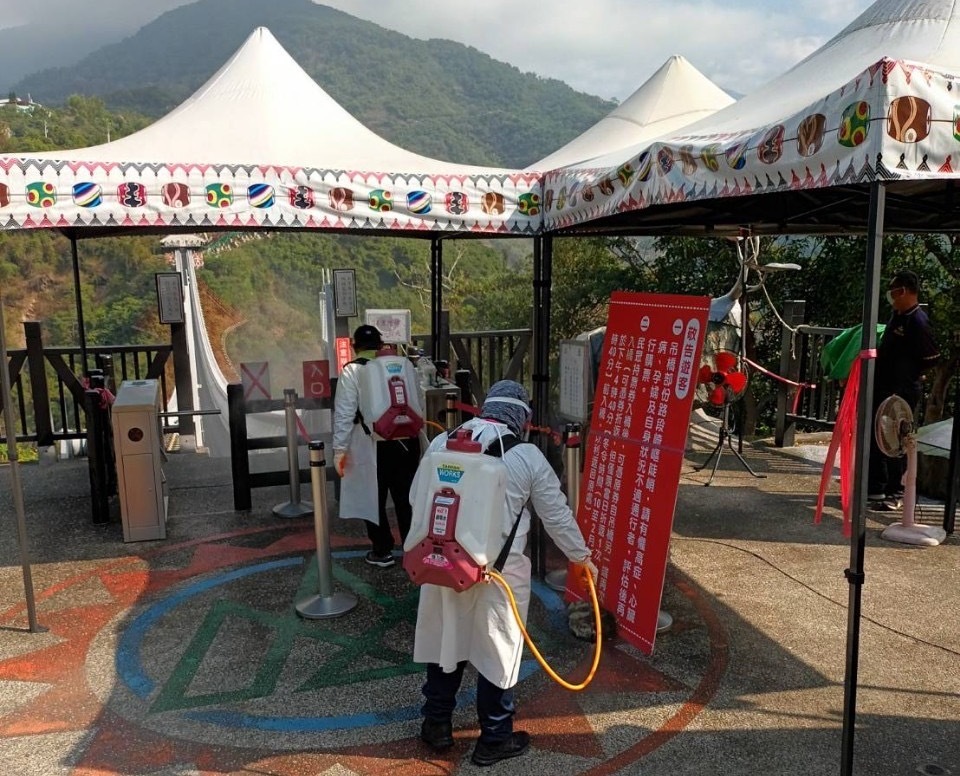 屏東縣環保局在山川琉璃吊橋清消。 圖：屏東縣政府提供