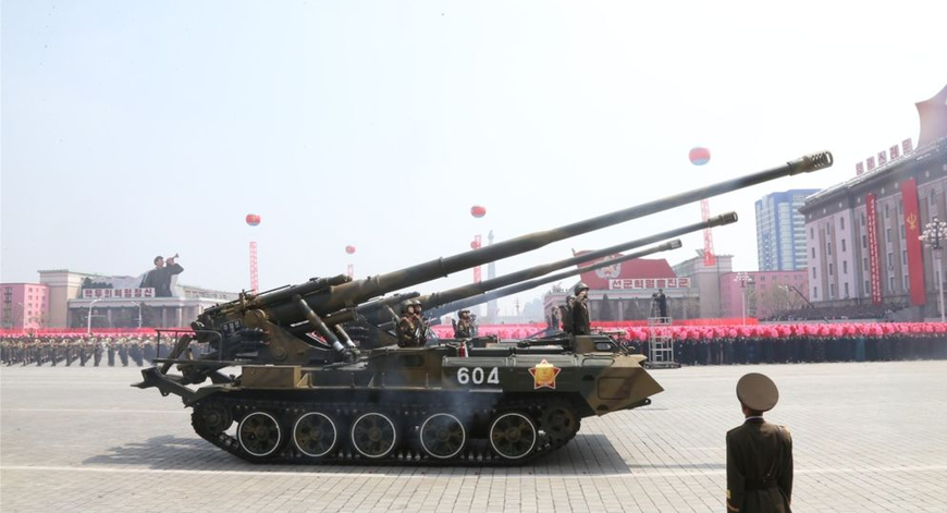 衛星影像顯示北韓正籌備閱兵儀式，推測將於4月15日最高領導人金日成第110個生日「太陽節」當天舉行。圖為2017年北韓太陽節閱兵活動。 圖：翻攝陸網