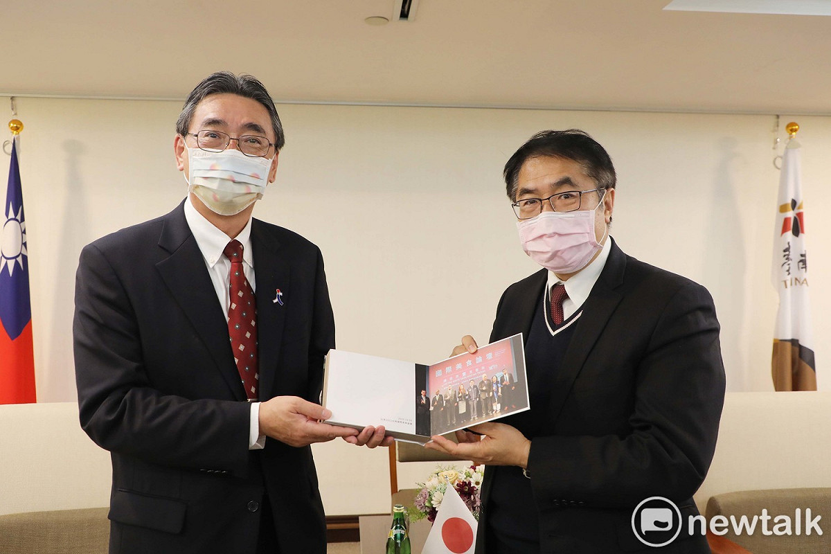 日本台灣交流協會高雄事務所長加藤英次任期屆滿訂於2月中旬離台，今（9）日拜會台南市長黃偉哲，向其道別。黃偉哲特將加藤英次參與台南活動的照片製成紀念冊，連同相關紀念品一併致贈，希望加藤所長能將在台南的美好回憶和台南滿滿的祝福，帶回日本永久留存。 圖：黃博郎／攝