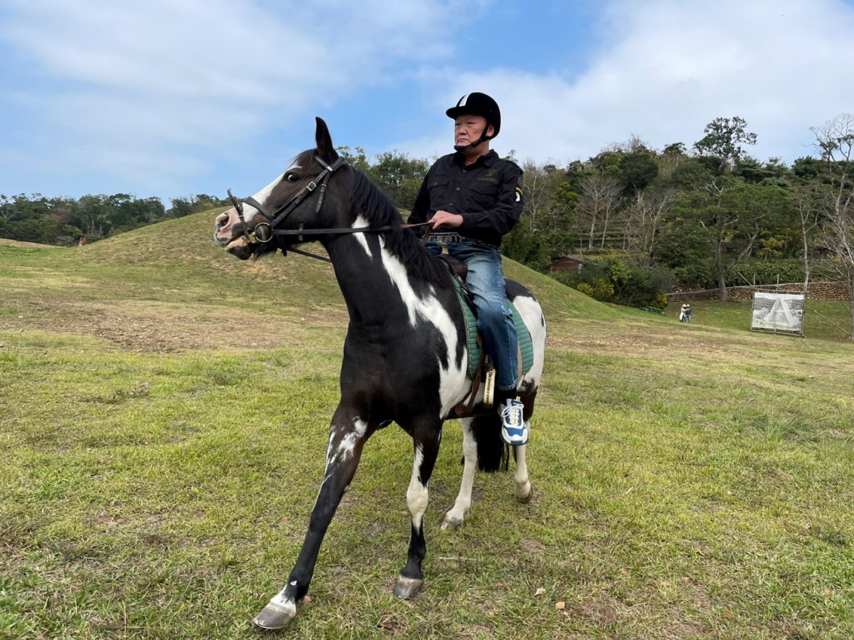 五股動物之家動保員曾瑞堂過去也是馬術教練。 圖：新北市動保處提供