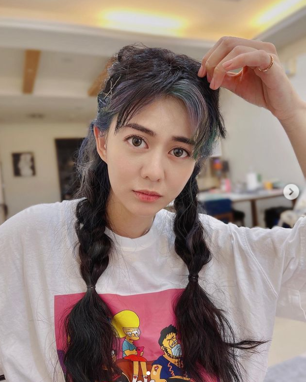 白癡公主將招牌「妹妹頭」留長。 圖：翻攝自IG/87acup