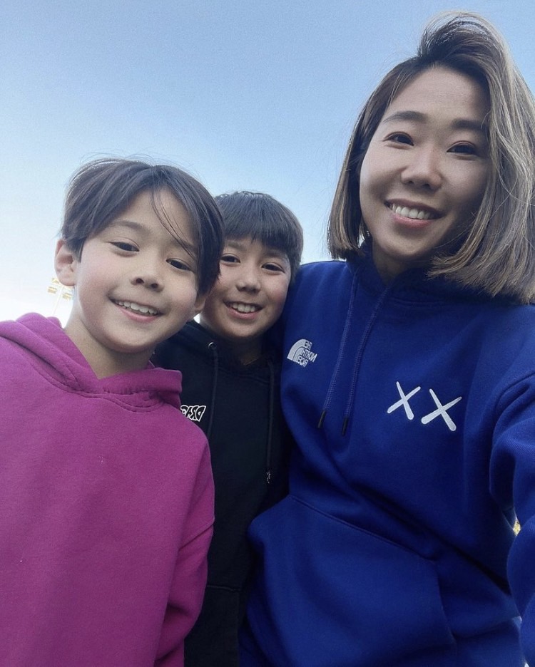 王君萍與法國老公結婚後，育有2個兒子亞歷山大、安德里。 圖：翻攝自IG/ping7446