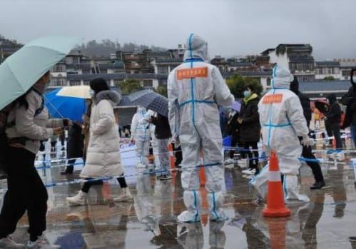 廣西百色疫情升溫封城，居民被要求做核酸檢測，防疫人員維持秩序。 圖 : 翻攝自新浪網