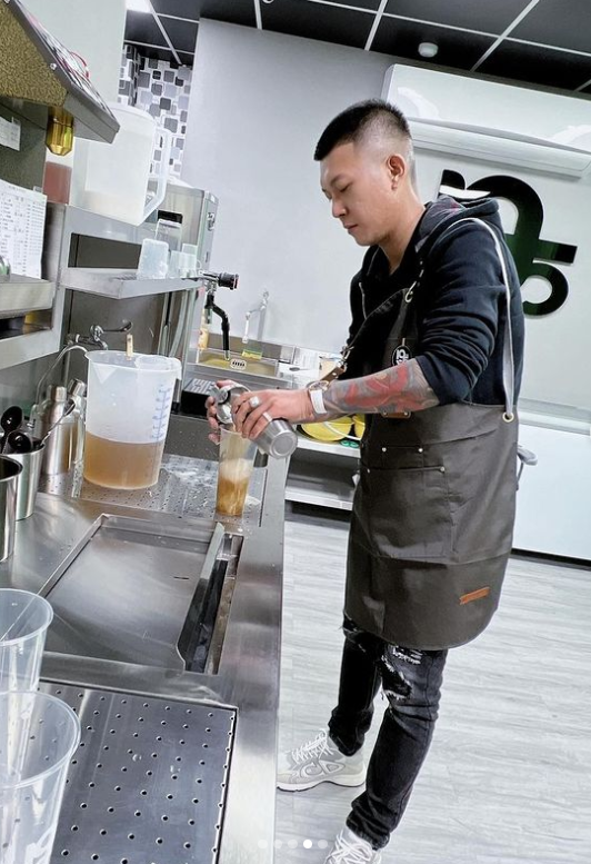 鳳梨PO出多張站在吧台區「搖飲料」的照片。 圖：翻攝自IG/yi0107