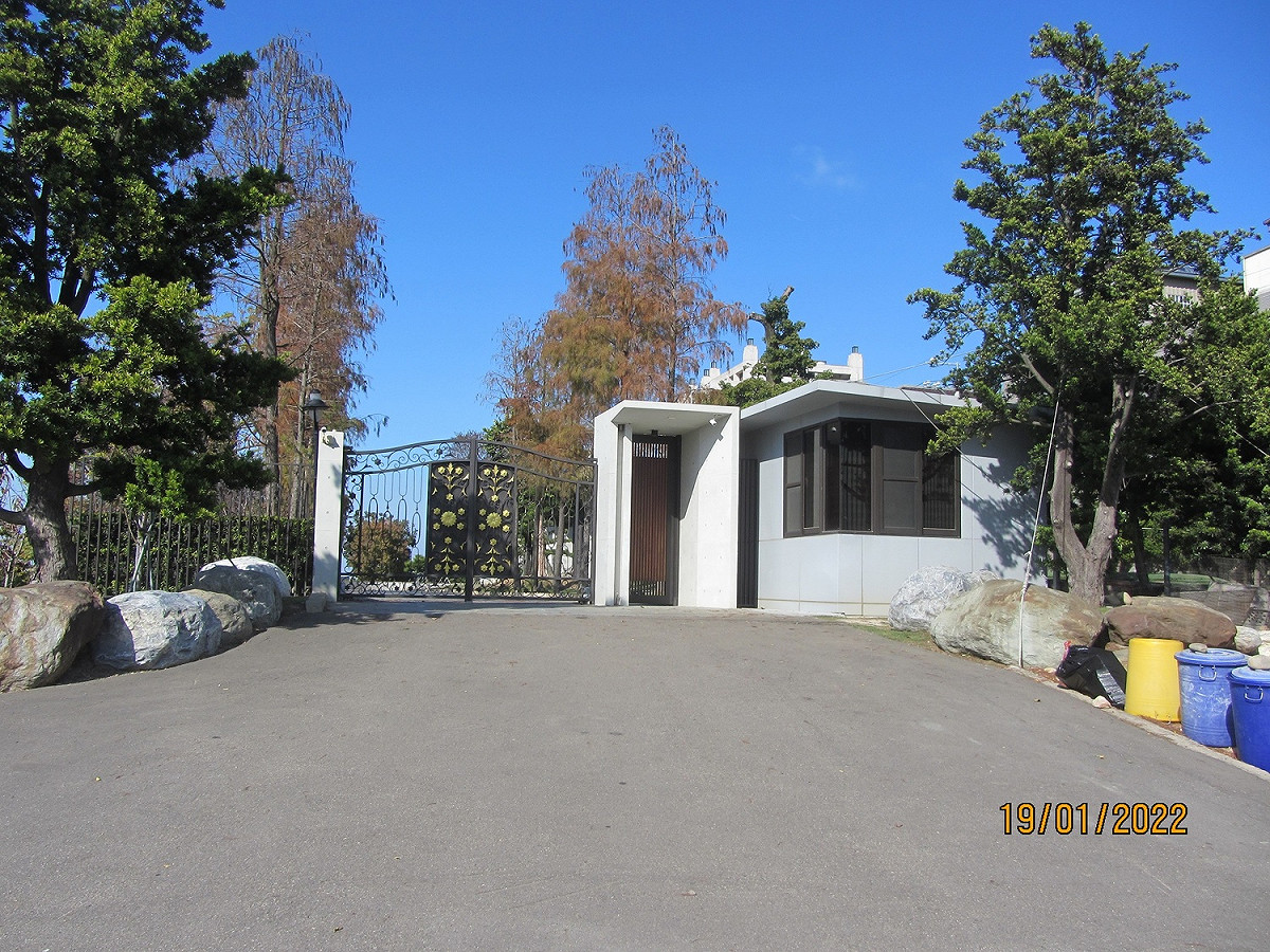 顏家龍井區莊園警衛室等違建拆除前。 台中市政府/提供