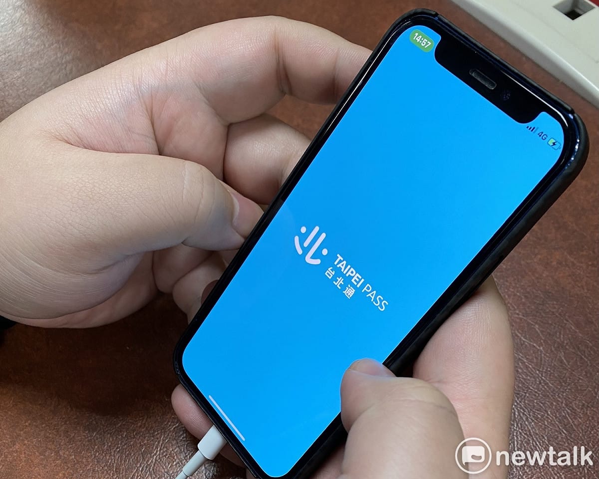 台北市長柯文哲力推的台北通App爭議頻傳。圖為使用台北通App示意照。 圖：周煊惠 / 攝