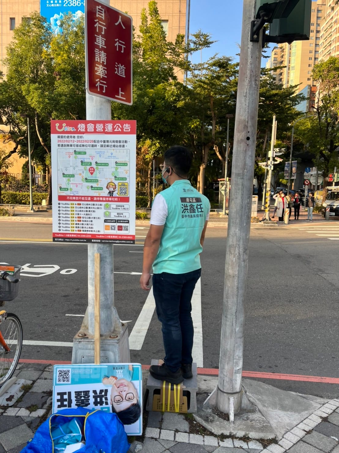 洪鑫任選擇站在紅綠燈及路燈中間，意喻要在夾縫中求生存。 洪鑫任/提供