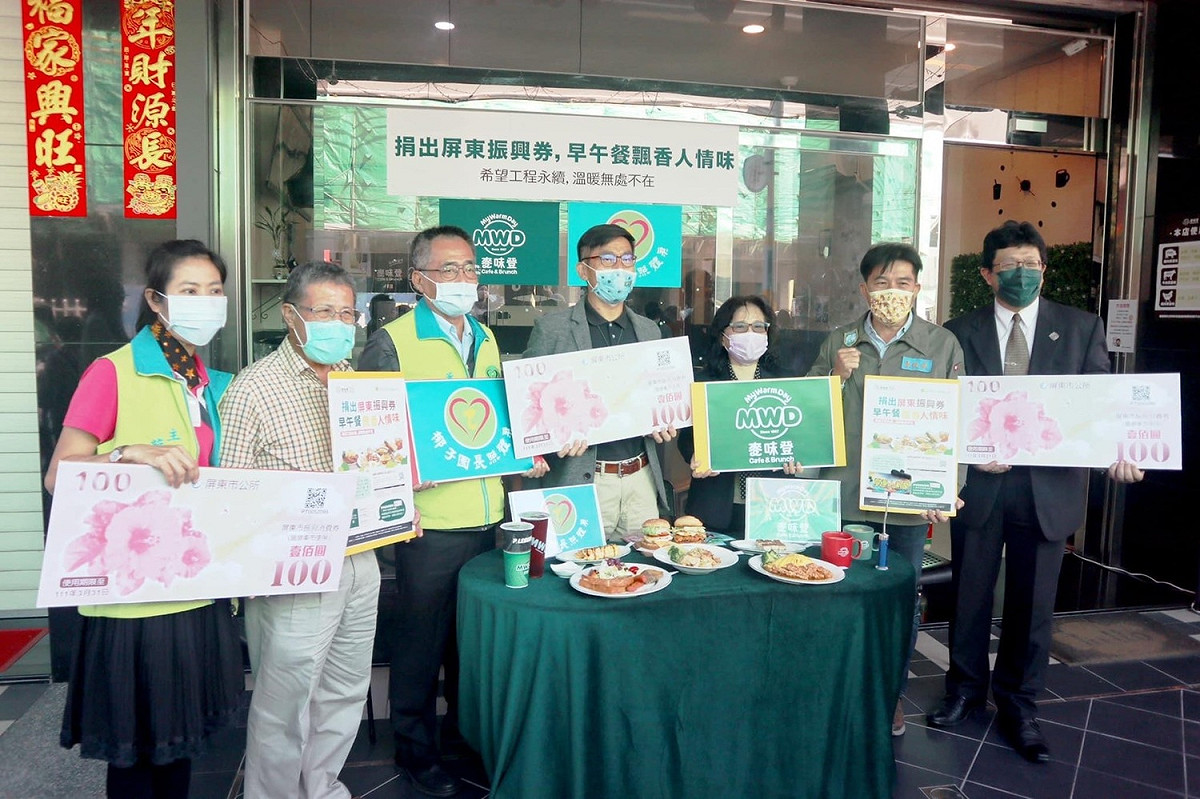 立委鍾佳濱媒合早午餐店與公益團體合作，讓民眾捐出的屏東券轉換成代用餐券，捐贈給經濟弱勢家庭使用。 圖：擷取自鍾佳濱臉書