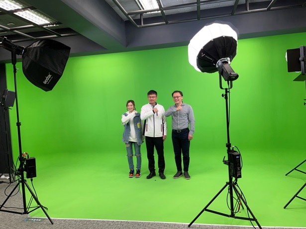 三民高中打造元宇宙攝影棚，由張明文(中)、百萬人氣鼓手羅小白(左)與三民高中彭盛佐校長一同開箱。 圖：新北市教育局提供