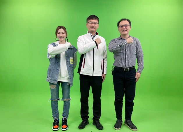 今(10)日於蘆洲青創基地(LuzhouYouth)YouTube、Facebook及新北學Bar Facebook等平台發表首部影片，由新北市教育局長張明文、百萬人氣鼓手羅小白與三民高中彭盛佐校長一同為攝影棚開箱。 圖：新北市教育局提供