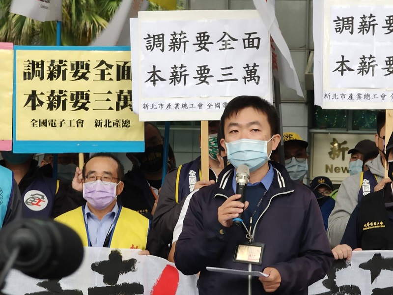 新北市勞工局勞資關係科長盧志銘出面回應全國電子企業工會陳情。 圖：新北市勞工局 / 提供
