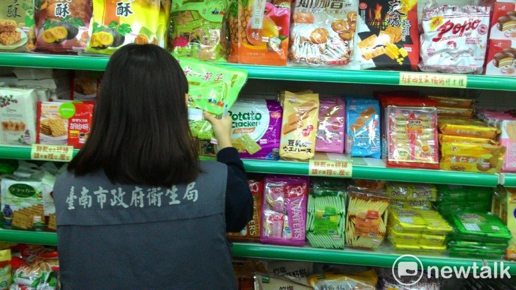 福島震災迄今逾十年，為維護民眾市售食品安全，臺南市政府衛生局持續派員前往轄內超市、賣場及販賣舶來品的商家，針對日本進口食品進行稽查，檢驗食品中輻射殘留量（碘-131、銫-134及銫-137）。 圖：台南市衛生局提供
