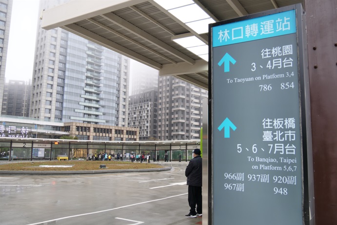 自即日起凡搭乘920副、937副、966副及967副等4條快速公車路線享降一段票優惠。 圖：新北市交通局提供