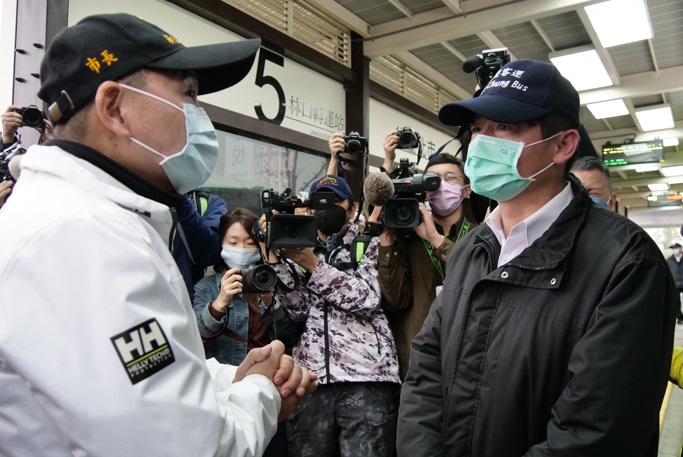 新北市長侯友宜提醒公車駕駛做好防疫。 圖：新北市交通局提供