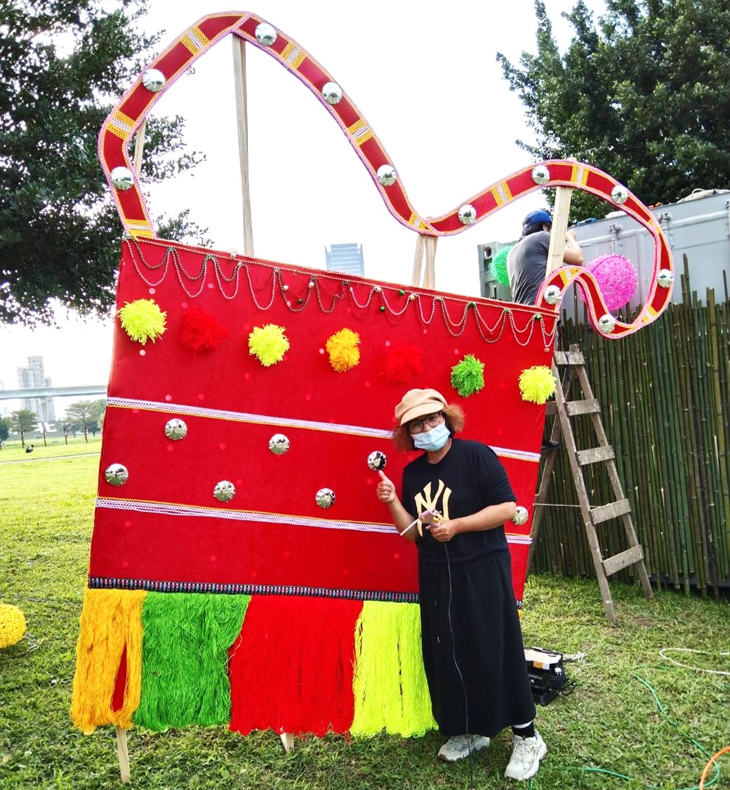 去年參與屏東「落山風藝術季」、台中燈會的太魯閣族工藝師-高雪亮，今年特別將羅美菁的巧思展現，歡迎大家來和「大情人袋」打卡拍照留念。 圖：新北市原民局提供
