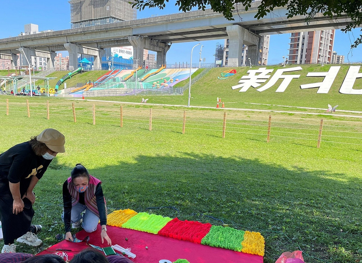 羅美菁(右一)於活動前到場關心大型情人袋手工製作情況，左為高雪亮。 圖：新北市原民局提供