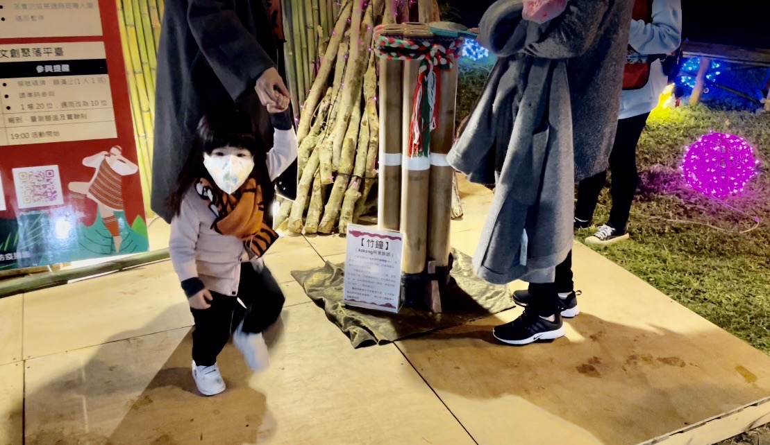 上完課的中和區顏小妹妹，在父母和外婆陪同下，體驗竹鐘後隨節奏用腳踏地，模樣可愛。 圖：新北市原民局提供