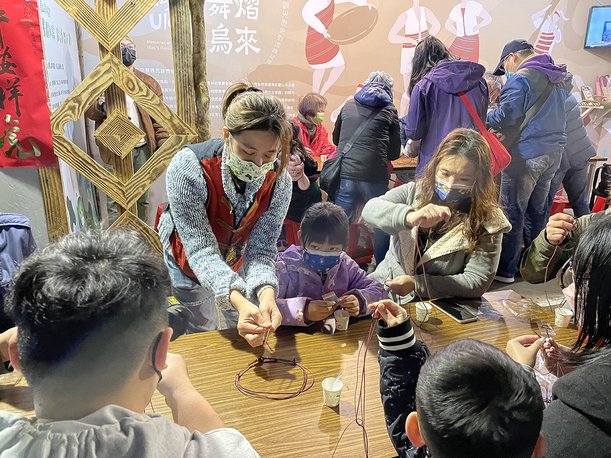 2/5、2/6由高雪亮老師指導的「陶陶不絕」手作課，現場報名踴躍，參與民眾認真學習。 圖：新北市原民局提供
