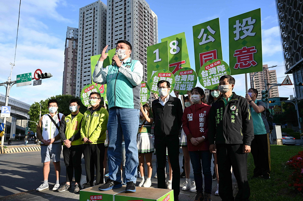 民進黨新北市黨部主委何博文率黨公職公投街講。 圖：民進黨新北市黨部提供