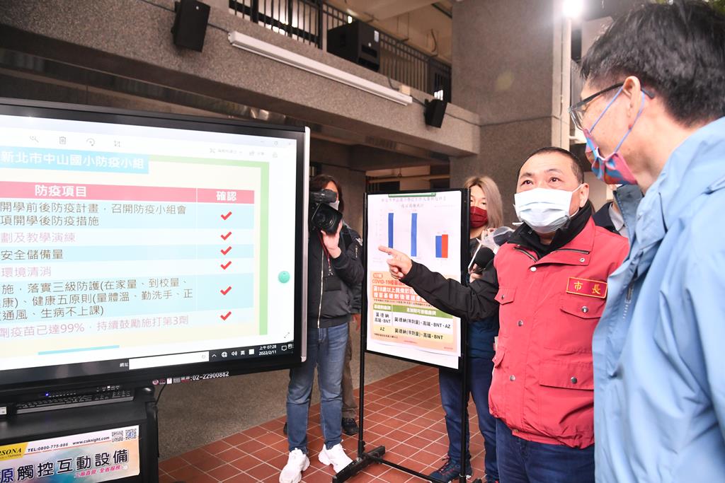 新北市長侯友宜今天前往板橋區中山國小關心學校防疫工作。 圖：新北市府提供