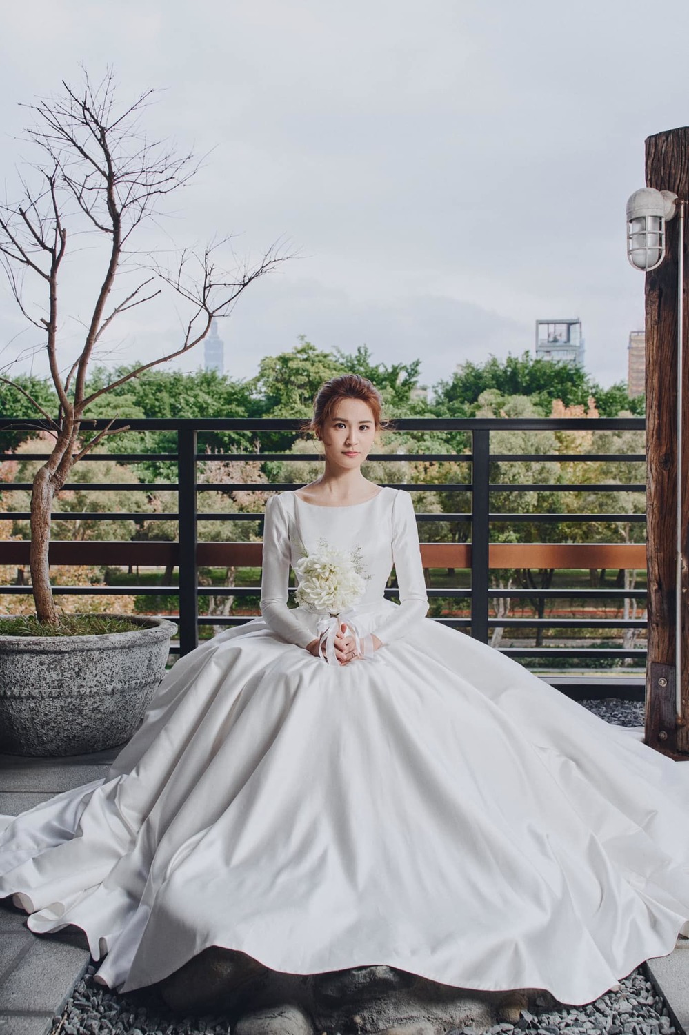 曾沛慈上月在社群上曬出絕美婚紗照，宣布與交往1年半的男友Peter結婚。 圖：翻攝自曾沛慈臉書