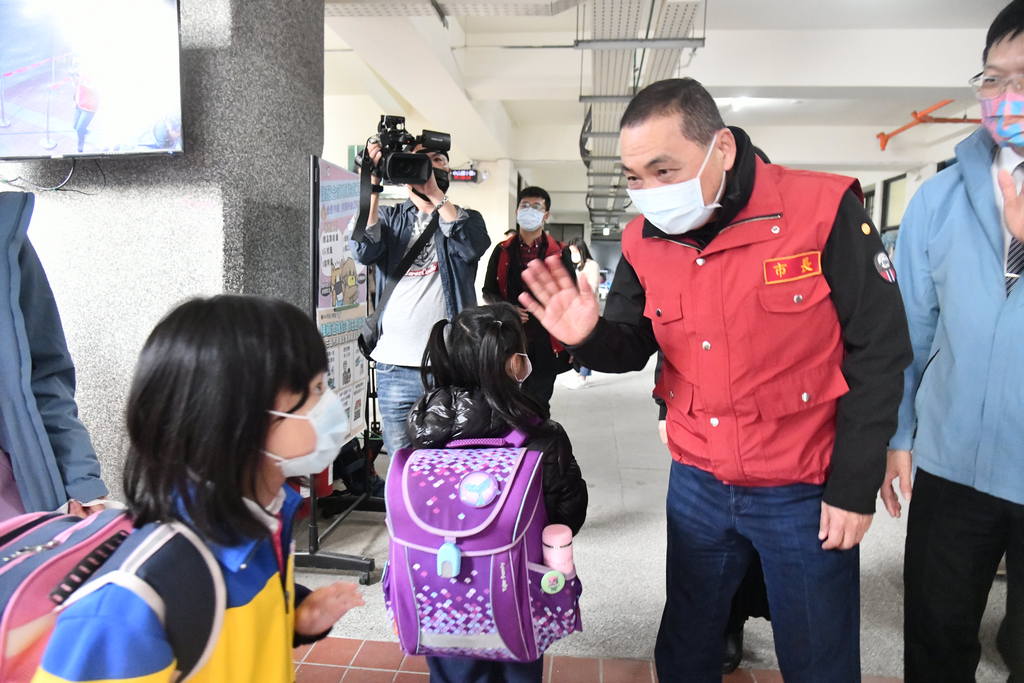新北市長侯友宜今天一早前往板橋中山國小視察校園防疫情形。 圖：新北市政府提供