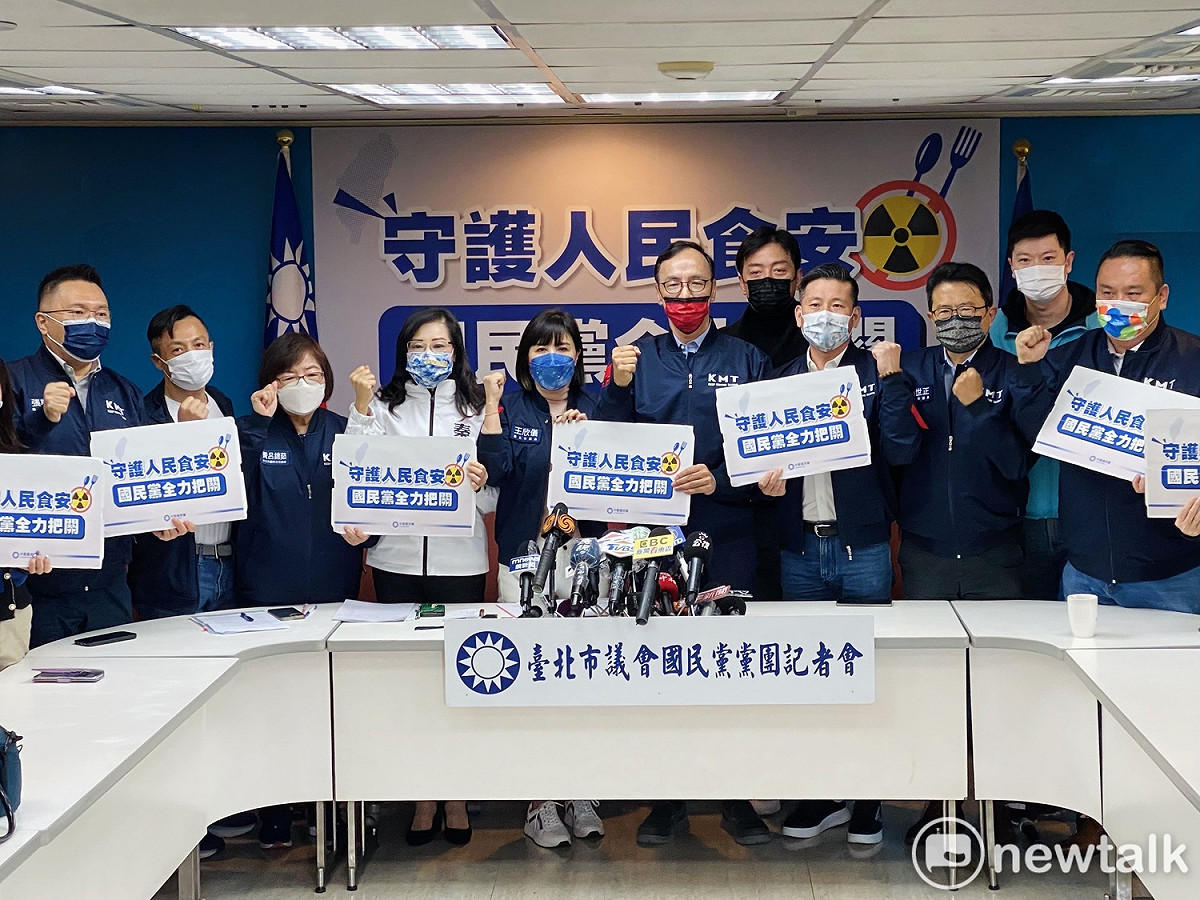 國民黨主席朱立倫領軍，串連全台22縣市議會黨團連線宣示食安。 圖：周煊惠 / 攝
