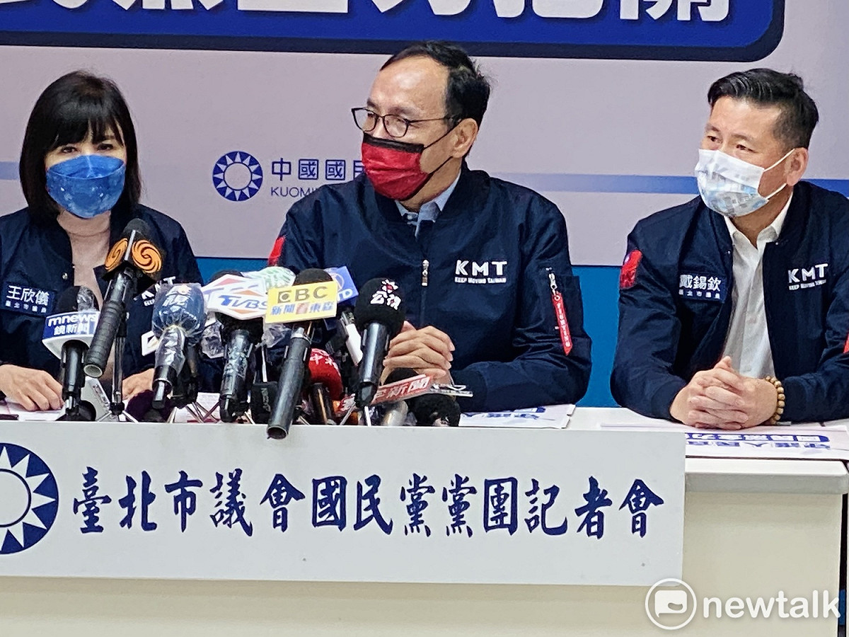 國民黨主席朱立倫（中）、黨團書記長王欣儀（左）、議員戴錫欽（右）。 圖：周煊惠 / 攝
