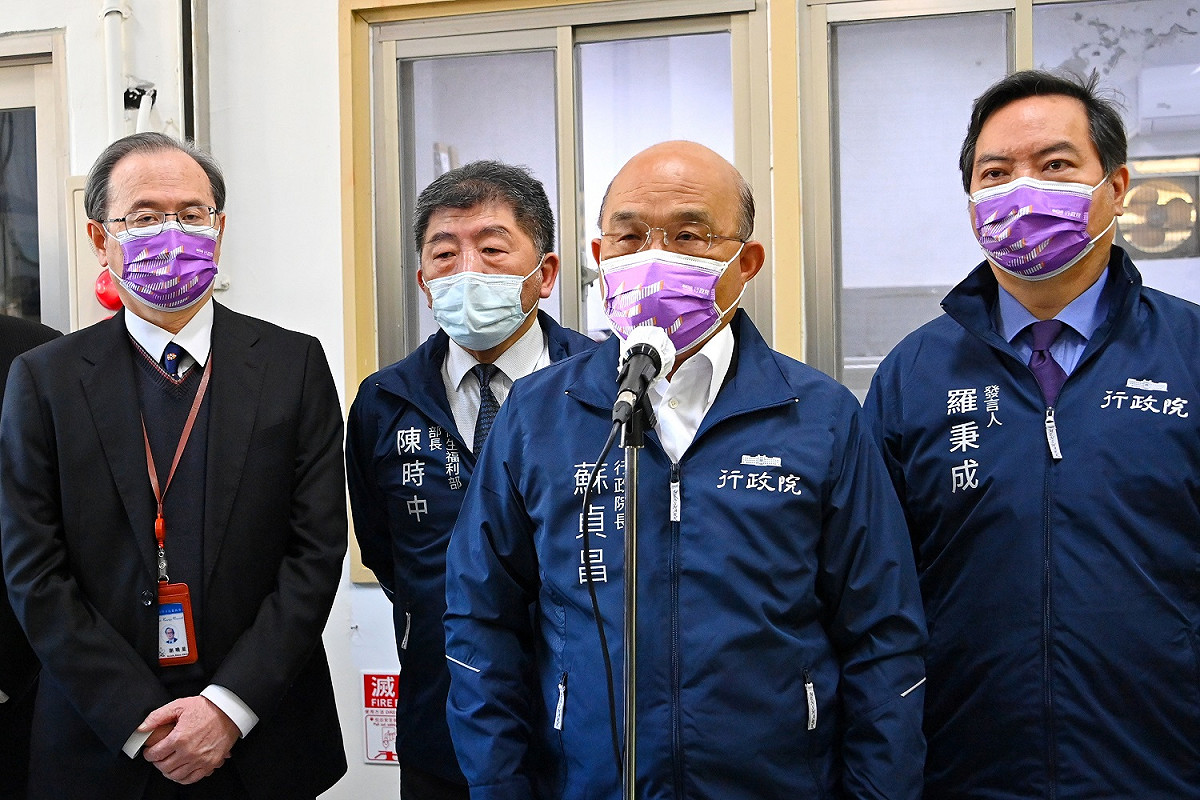 行政院長蘇貞昌今（11）天赴桃園市視察原能會核研所「食品放射性檢測樣品計測實驗室」檢測作業前受訪。 圖：行政院提供
