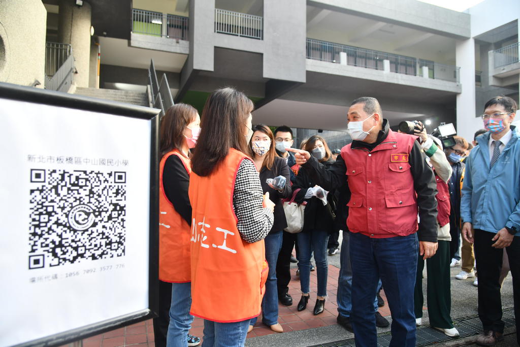 侯友宜今天視察板橋中山國小校園防疫情形。 圖：新北市政府提供