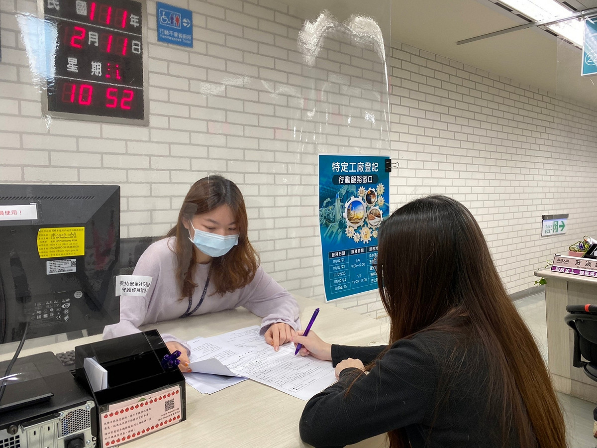 行動服務櫃台提供未登記工廠申請納管諮詢服務、協助業者填寫申請書件以及收件，積極協助未登記工廠合法化。 圖：新北市經發局提供