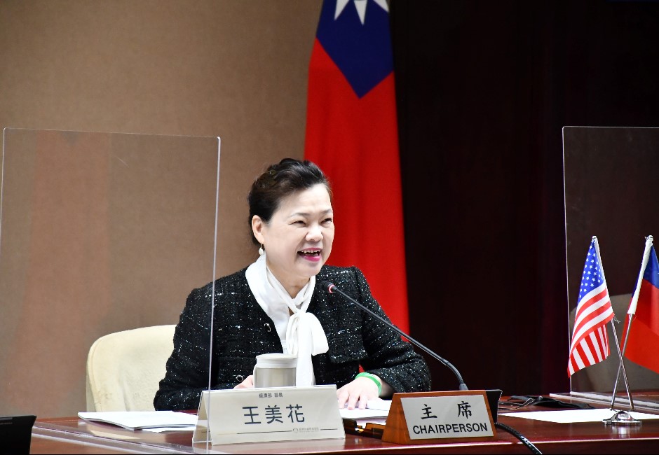 經濟部長王美花曾與鴻海創辦人郭台銘對賭，宣稱缺電就「請吃雞排」。 圖：經濟部提供