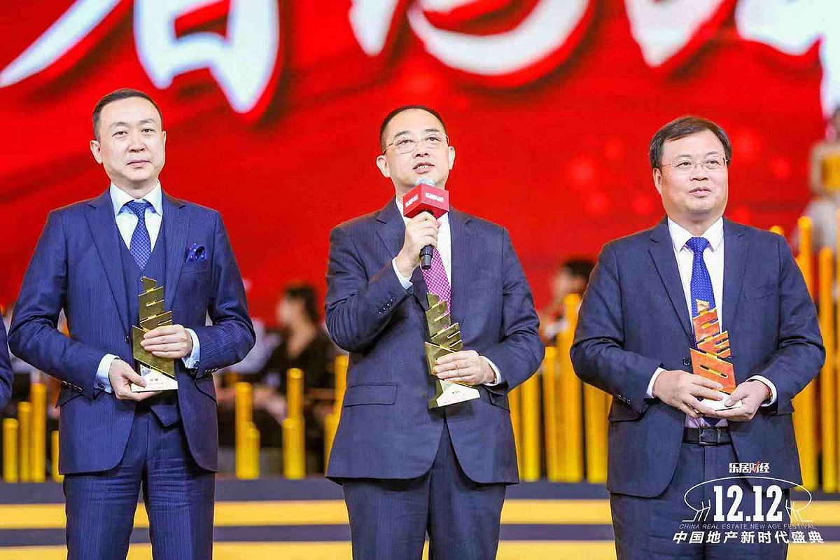 恒大集團總裁夏海鈞（中）遭曝於集團債務危機前脫手三支恒大債券，合計約 1.28 美元（約 35.66 億台幣）。 圖 : 翻攝自恒大集團官網