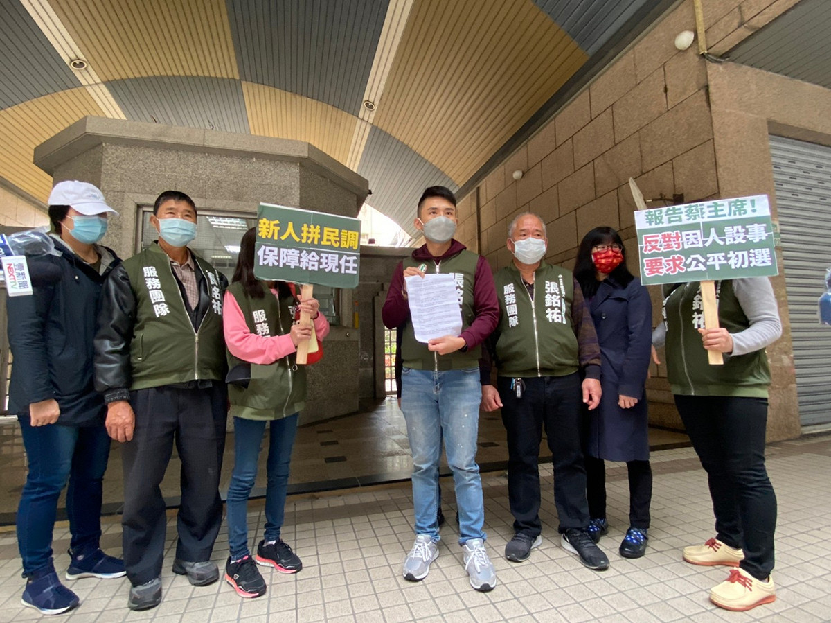 張銘祐（中）今天下午赴民進黨新北市黨部陳情。 圖：張銘祐提供