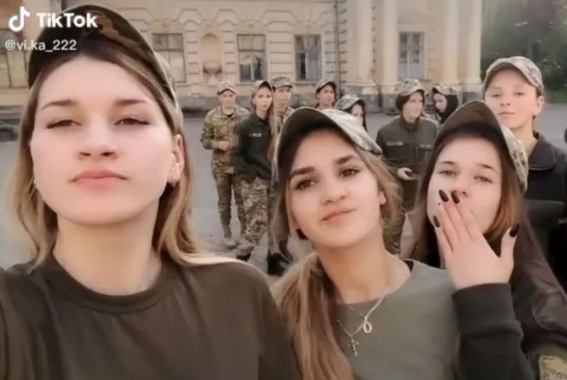 烏克蘭搬出外型亮眼的女兵大打「宣傳戰」，紛紛秀出性感辣照與訓練生活照，吸引大量粉絲按讚。 圖：翻攝自TikTok