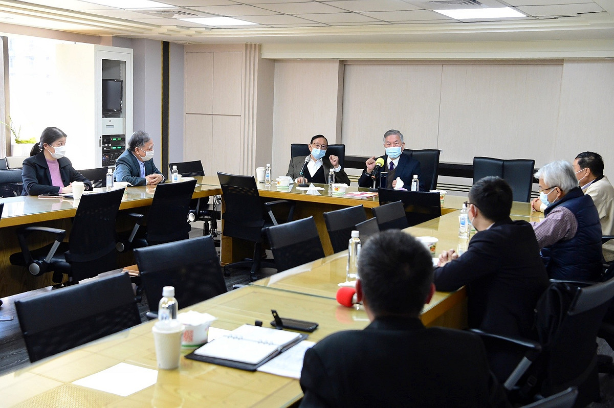行政院副院長沈榮津今（11）日親赴台灣飼料工業同業公會，與國內五大飼料業者座談，聽取飼料產業目前營運現況及相關建言。 圖：行政院提供