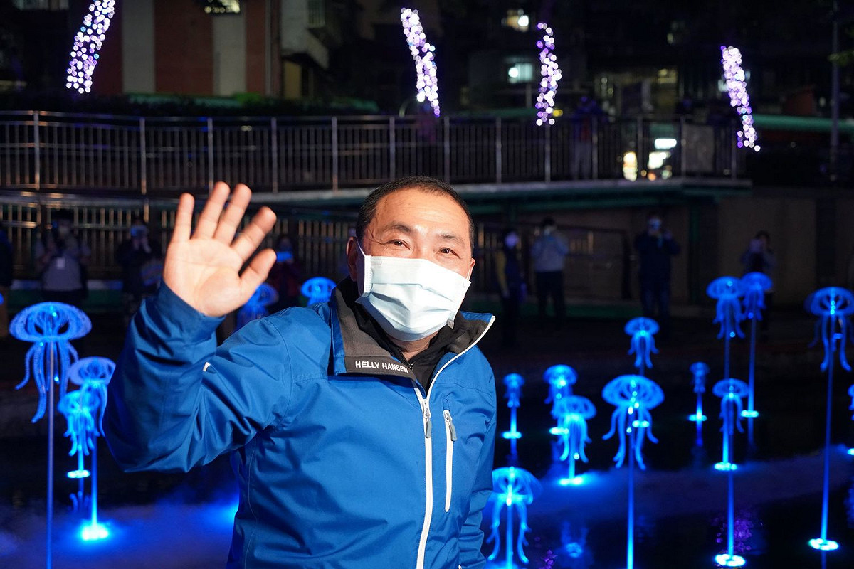 侯友宜親自體驗光雕炫影，並與市民互道新年快樂。 圖：新北市水利局提供