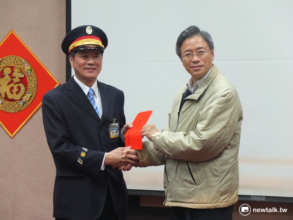 行政院長張善政5日視察大眾交通的情況，並發放加菜金。 圖：翁嫆琄/攝