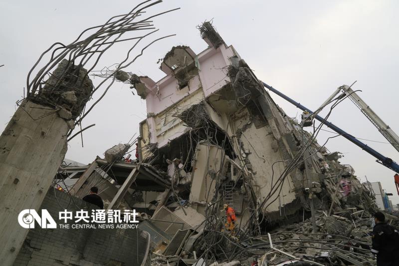 高雄美濃凌晨發生規模6.4地震，造成台南多處樓倒。 圖：中央社