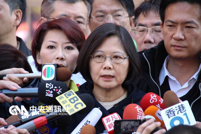 民進黨總統當選人蔡英文主席8日南下台南市奇美醫院及成大醫院，探視因美濃強震受傷住院的傷者。 圖：中央社