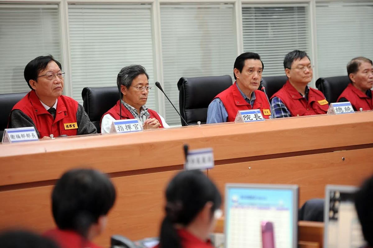 中央災害應變中心指揮官內政部長陳威仁指出，初估約900戶，期限2年共約需2億餘元，已協調賑災基金會協助。 圖：行政院提供