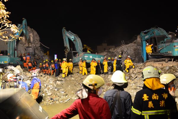 台南市長賴清德11日晚間表示，地上建築的搜救預計12日凌晨前可結束。 圖：台南市政府提供