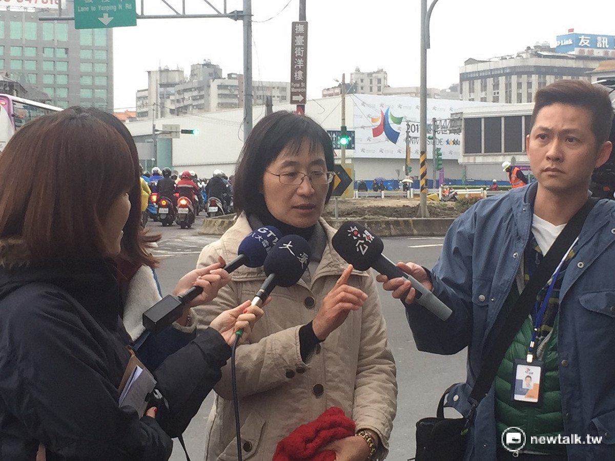 春節9天連假後，15日是開工首日，交通局長鍾慧諭15日上午親自前往北門旁中華路、忠孝西路口視察。 圖：劉奕霆/攝