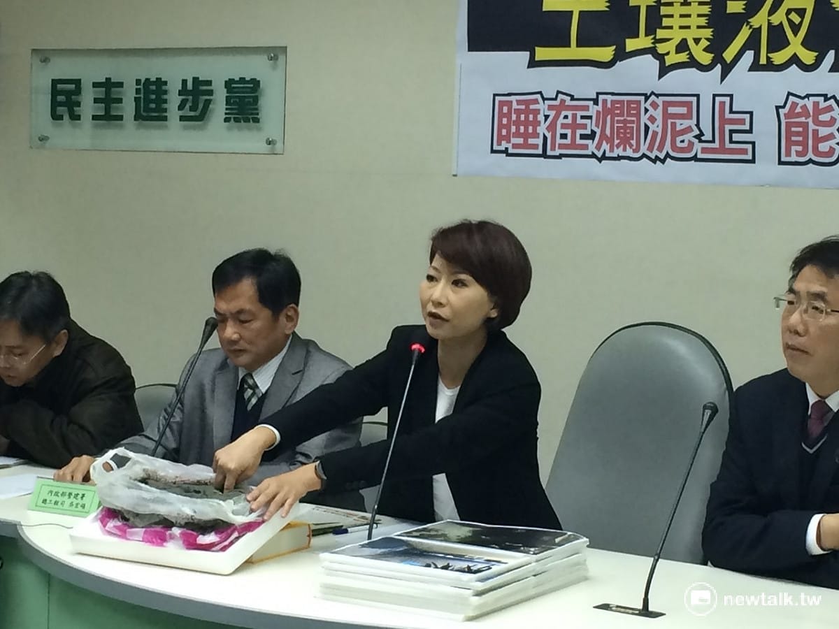 民進黨立委陳亭妃15日召開記者會，呼籲修災害防救法，將土壤液化議題入法，她更把手插進災區土壤，表達問題嚴重性。 圖：符芳碩/攝