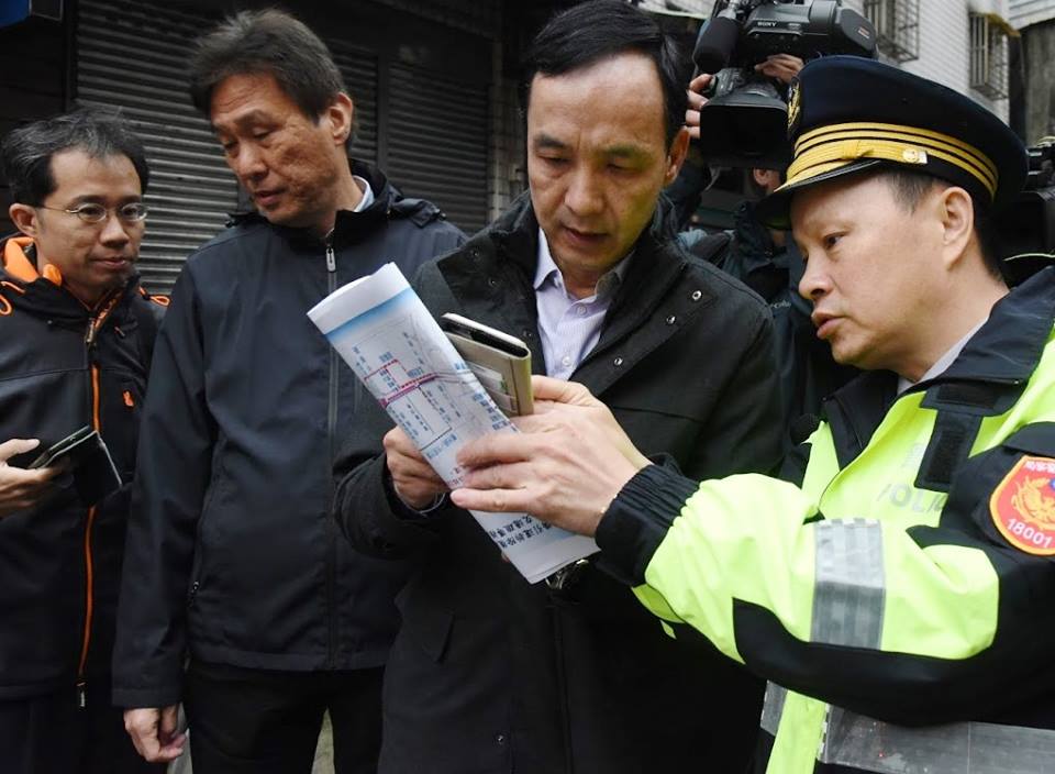 台北市忠孝橋引道拆除工程日前提早完工，15日為新春後第一個上班日，新北市長朱立倫上午7點多便前往忠孝橋下視察。 圖：翻攝自朱立倫臉書