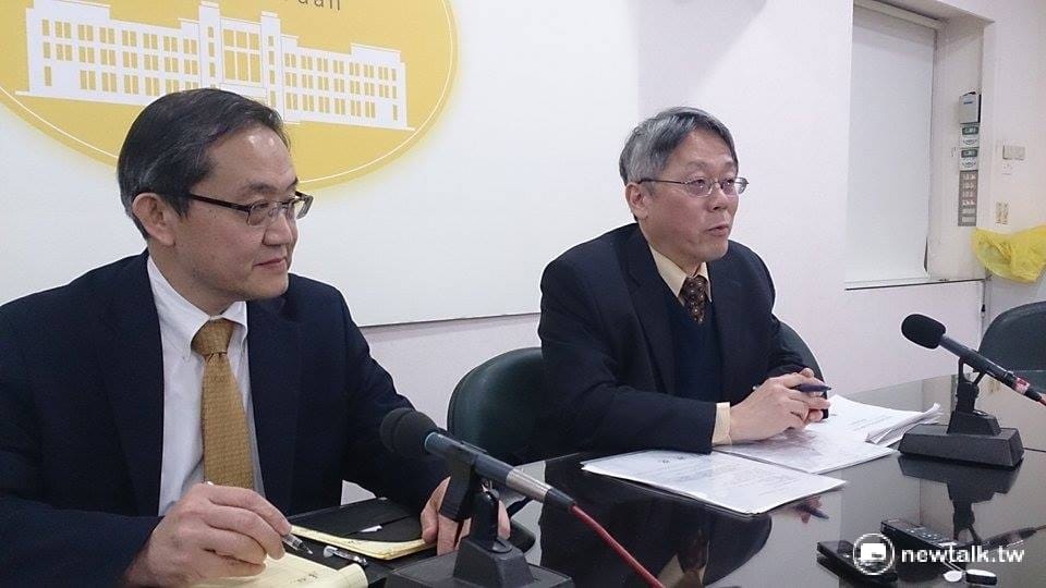行政院政委鐘嘉德(右)15日宣布將在國家衛生研究院下成立「國家蚊媒傳染病研究所」，才來得及在夏天來臨前做好防疫準備。 邱珮文/攝