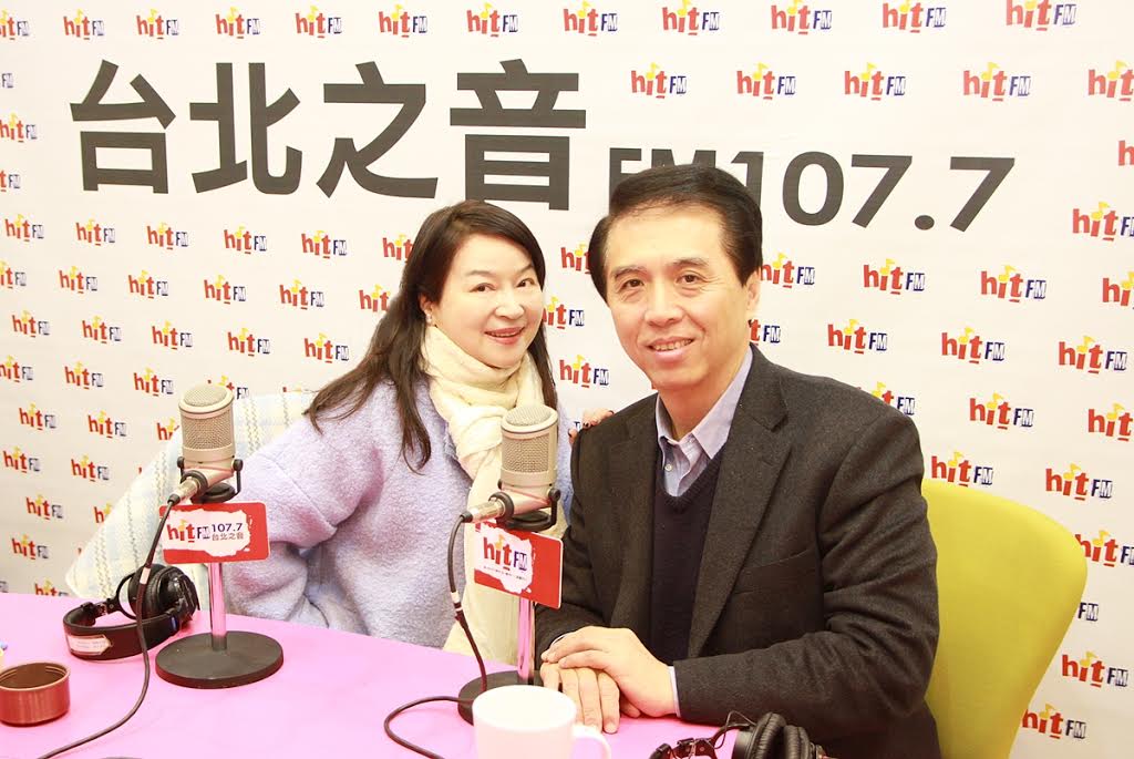 國民黨黨主席參選人、立委陳學聖（右）16日接受Hit FM《蔻蔻早餐》專訪。 圖：Hit Fm台北之音提供