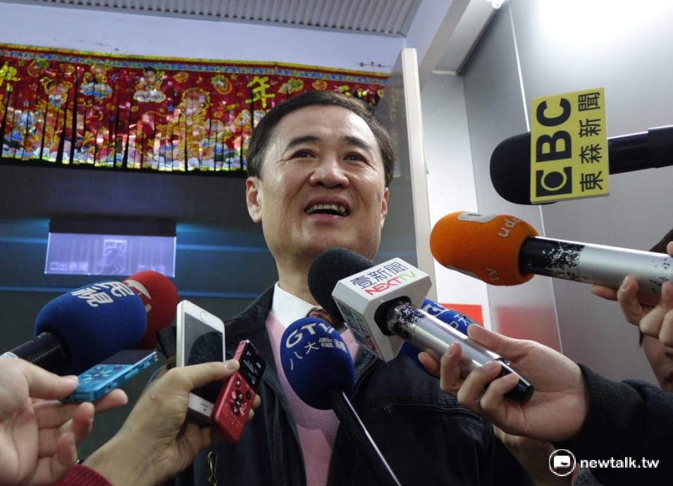 準台北市副市長陳景峻16日上午8點多前往台北市政府，拜會台北市長柯文哲。 圖：劉奕霆/攝