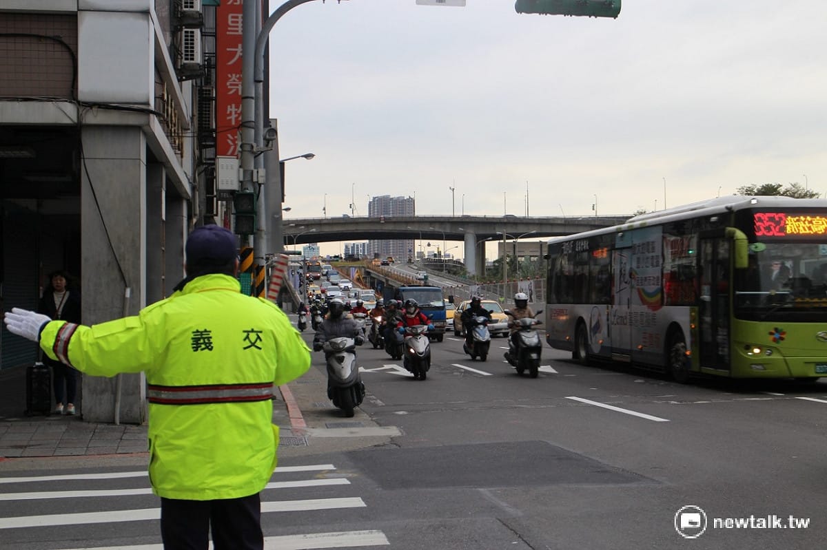 忠孝橋引道拆除後，春節後開工第2天，忠孝橋下的車流量明顯增加，也有些許回堵情況。 圖：劉奕霆/攝